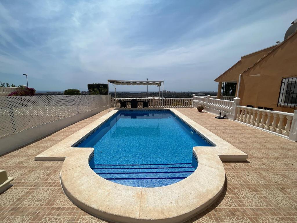 Villa privada y tranquila con piscina y vistas al mar