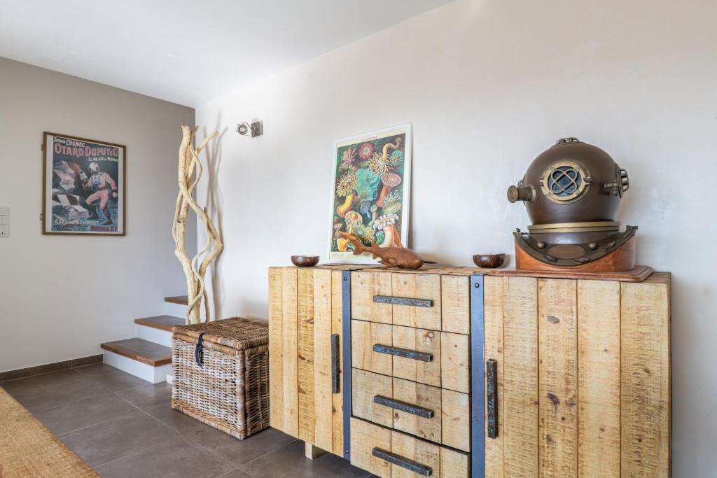 Appartement de charme en duplex entièrement rénové, avec prestations haut de gamme au pied du village de Bormes-les-Mimosas , 2 chambres, au 2ème et dernier étage d'une petite résidence calme, superbe vue depuis loggia